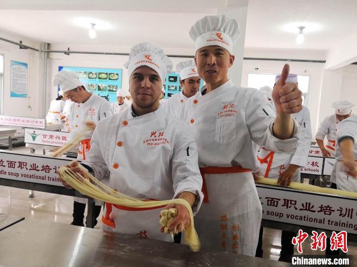 圖為外國(guó)留學(xué)生學(xué)習(xí)牛肉面的制作。(資料圖) 史靜靜 攝