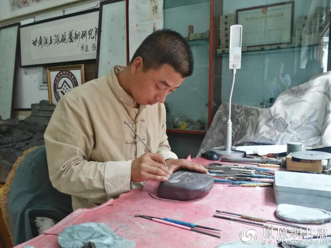 洮硯制作技藝第六代傳人、國(guó)家藝術(shù)基金資助青年藝術(shù)家、正高級(jí)洮硯雕刻藝術(shù)師李江平十年如一日專注于洮硯制作 圖源自網(wǎng)絡(luò)