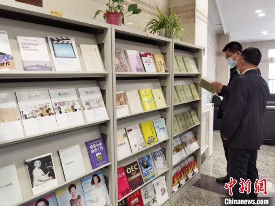 圖為國(guó)網(wǎng)甘肅電力黨校的職工書(shū)架。　徐雪 攝