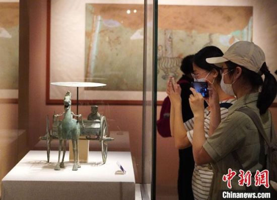 圖為參觀者參觀“大道攸歸：五涼文化展”展陳文物?！【琶赖┰?攝