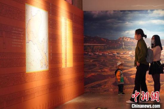 圖為參觀者參觀“大道攸歸：五涼文化展”展陳文物?！【琶赖┰?攝