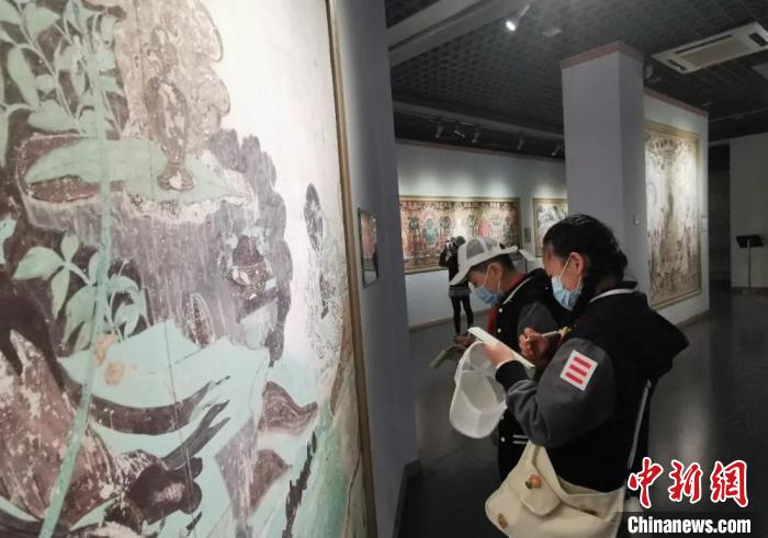 圖為學(xué)生參觀敦煌藝術(shù)館。(資料圖) 蘭州大學(xué)附屬學(xué)校供圖