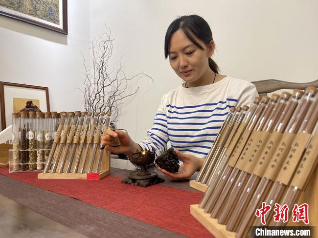 圖為魯雯展示燃香禮儀?！「攥?攝