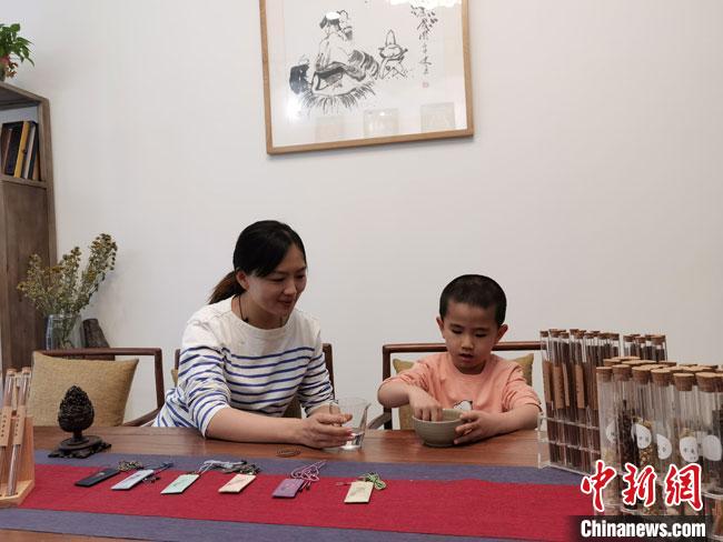 圖為魯雯為小學(xué)員授課和培訓(xùn)?！●T志軍 攝