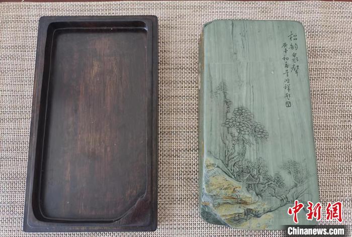 圖為甘肅甘南州洮硯藝人為提升洮硯文化內(nèi)涵，制作“一盒一拓”成品展示。(資料圖) 張婧 攝