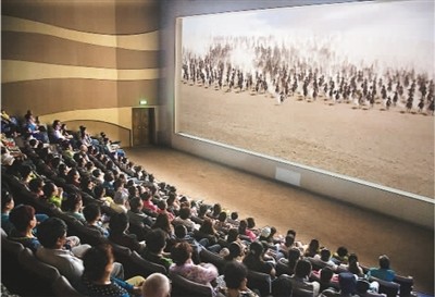 游客在莫高窟數(shù)字展示中心觀看主題電影《千年莫高》。