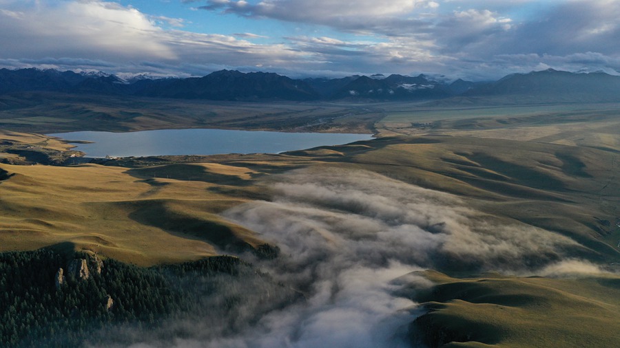 甘肅山丹馬場：峽谷云霧似仙境。 王超攝