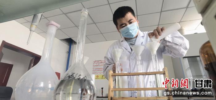 圖為甘肅科技集團(tuán)化工研究院有限責(zé)任公司工作人員正在做實驗。魏建軍 攝
