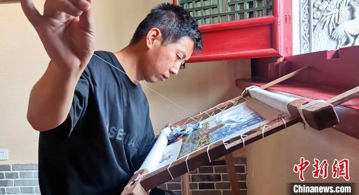 圖為甘肅天水市武山刺繡非遺代表性傳承人劉云帆專心刺繡。(資料圖) 甘肅省非遺保護(hù)中心供圖