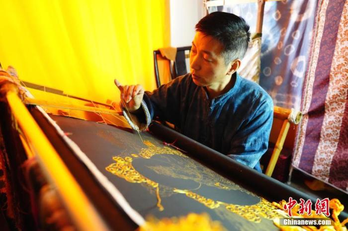 系統(tǒng)性挖掘整理古代敦煌刺繡，是甘肅天水市級(jí)非遺代表性項(xiàng)目武山刺繡代表性傳承人劉云帆這兩年最緊要的工作之一。圖為劉云帆在創(chuàng)作富含敦煌刺繡元素的作品。 中新社發(fā) 謝秉錫 攝 