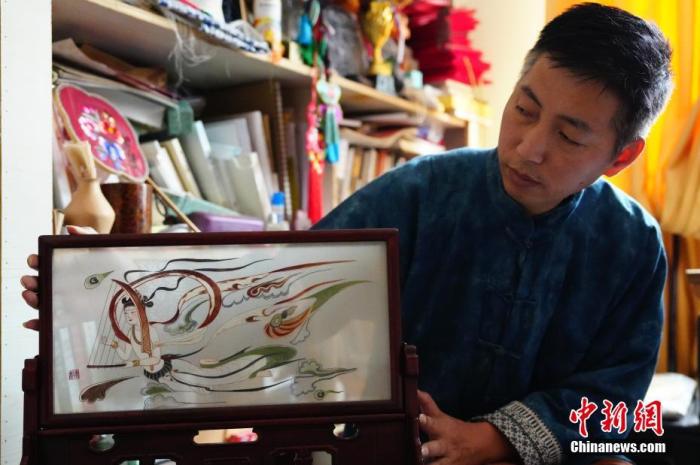 圖為劉云帆展示敦煌元素的刺繡作品。 中新社發(fā) 謝秉錫 攝