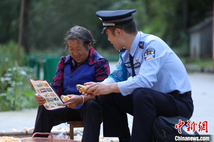 圖為民警背警務小包給民眾宣講政策。(資料圖) 甘肅省公安廳供圖