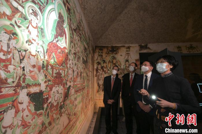 2022年8月23日，“敦煌：千載情緣的故事”展覽在香港開幕。圖為展覽現(xiàn)場，嘉賓們一同觀展?！《鼗脱芯吭汗﹫D