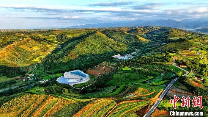 航拍視角下的樺林古動(dòng)物化石埋藏原址館。該館位于臨夏州和政縣。(資料圖) 和政宣傳部供圖