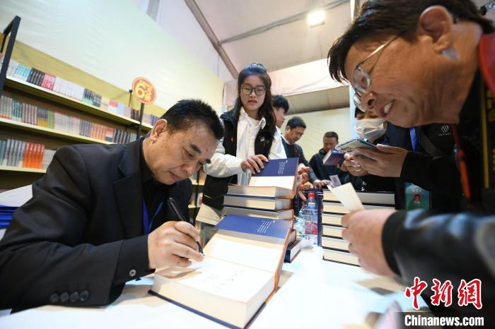 圖為作家王躍文現(xiàn)場簽名售書。　梁照曾 攝