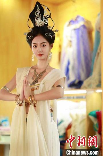 圖為身著“飛天裝”的敦煌大漠“逐舞者”奧楠。(資料圖) 敦煌市委宣傳部供圖