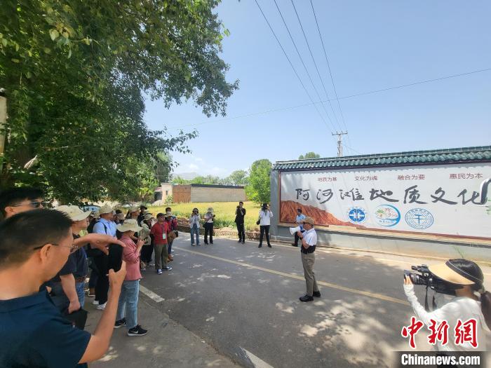 圖為中國(guó)地質(zhì)大學(xué)(北京)教授張緒教介紹村落情況?！『衍?攝