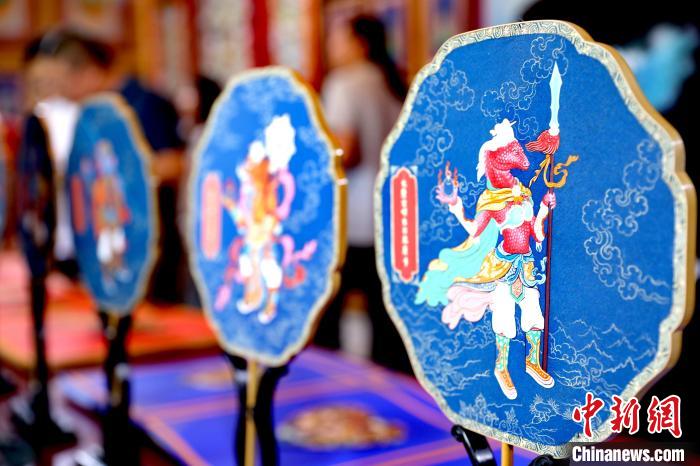 圖為唐卡延伸產(chǎn)品?！⊙Φ?攝