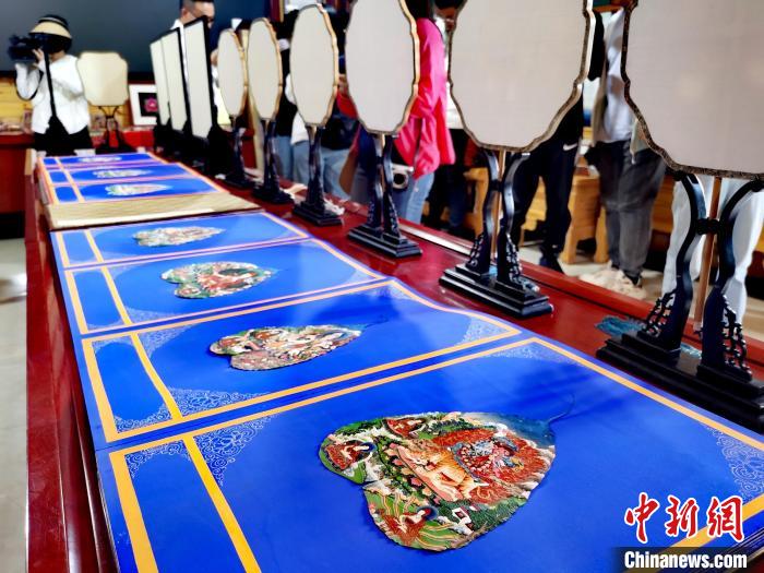 圖為唐卡延伸產(chǎn)品。　張?zhí)砀?攝