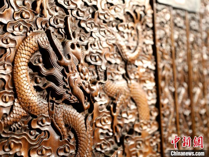 圖為青海永錄民俗博物館內(nèi)珍藏的中式家具細(xì)節(jié)展示?！⊙Φ?攝