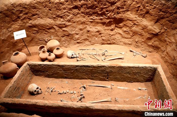 圖為河湟文化博物館復(fù)制展陳的墓葬及其彩陶陪葬品?！⊙Φ?攝