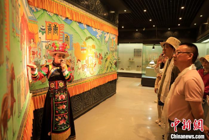 圖為媒體記者了解土族文化?！⊙Φ?攝