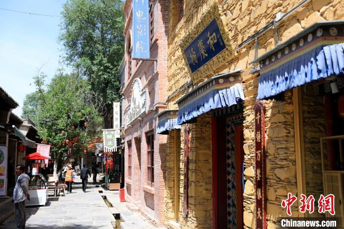 圖為平安驛·河湟民俗文化體驗(yàn)地的門店?！⊙Φ?攝