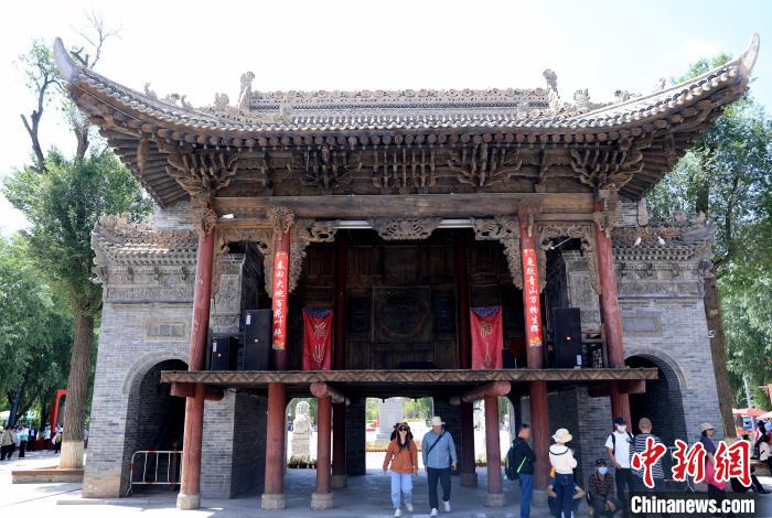 圖為平安驛·河湟民俗文化體驗(yàn)地的戲樓?！⊙Φ?攝
