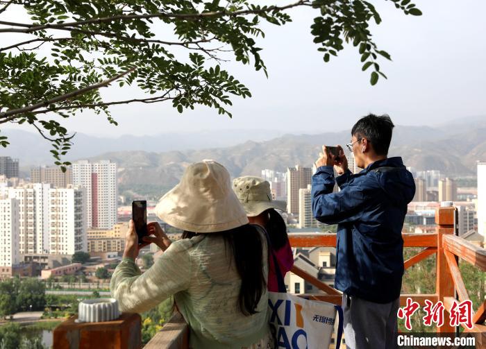 圖為媒體記者登頂朝陽山?！⊙Φ?攝