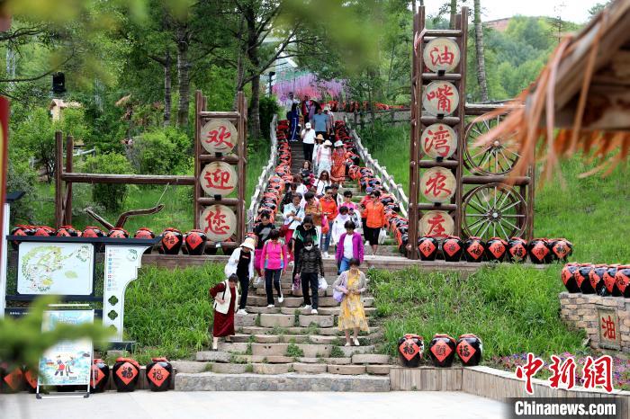 圖為油嘴灣生態(tài)文化景區(qū)的游客。　薛蒂 攝