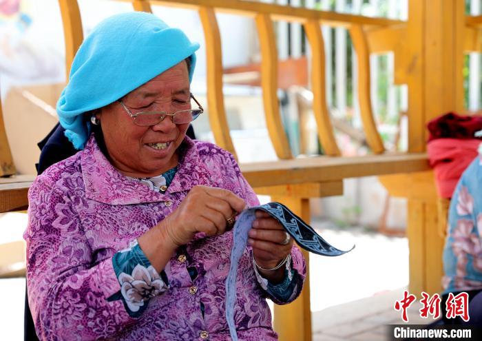 圖為繡娘在土族盤繡園內制作盤繡。　薛蒂 攝