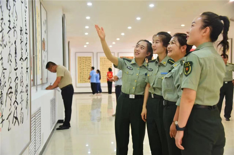 觀眾在南梁革命紀(jì)念館參觀甘肅省廉潔文化美術(shù)、書法、設(shè)計作品展.jpg