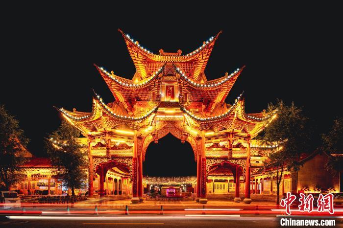 夜幕下的臨夏縣河州苑。夏雨 攝