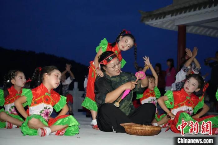 甘肅省西和縣小朋友們迎接“巧娘娘”。魏朵朵 攝