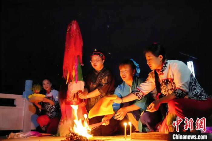 持續(xù)七天八夜的乞巧節(jié)正在西漢水上游的甘肅省西和縣進行。西和縣姜席鎮(zhèn)晚霞湖畔，民眾“巧頭”點蠟、炷香、焚裱紙、跪拜，準(zhǔn)備將“巧娘娘”請進院。魏朵朵 攝