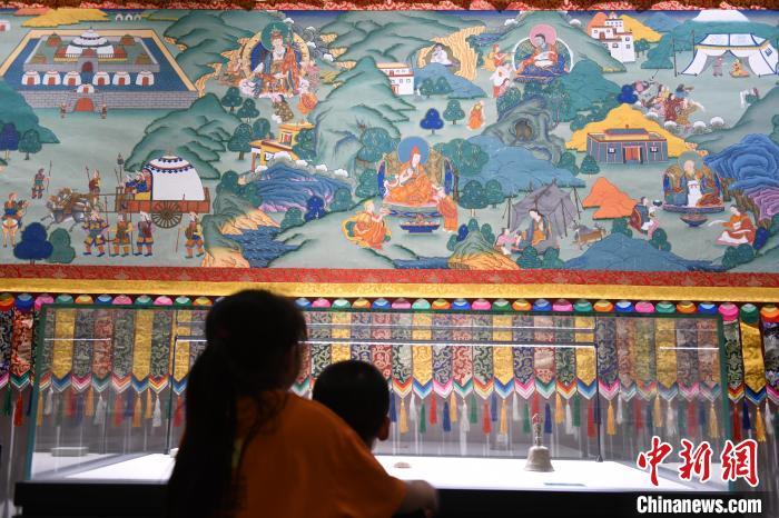 8月20日，兩名小觀眾參觀大型歷史題材卷軸唐卡“涼州會盟”?！〈魑牟?攝