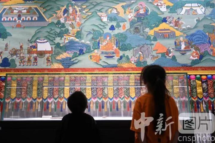 圖為觀眾參觀唐卡《涼州會盟》。 中新社記者 戴文昌 攝