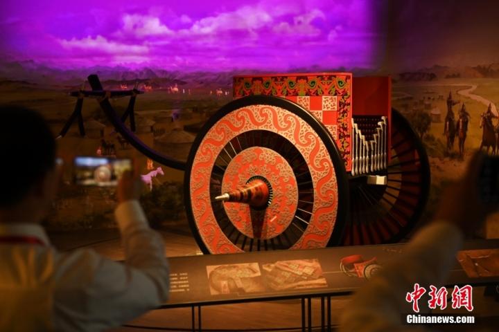 8月16日，甘肅省天水市張家川回族自治縣馬家塬車輿博物館內(nèi)，游客拍攝等比例的戰(zhàn)國(guó)西戎車輿復(fù)制品。