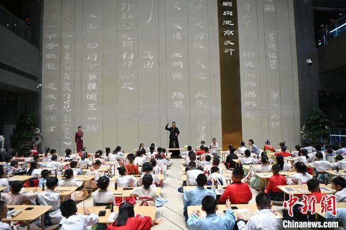 圖為9月7日，甘肅簡(jiǎn)牘博物館開館儀式在蘭州舉行，小朋友們學(xué)習(xí)書寫簡(jiǎn)牘中的文字?！≈行律缬浾?九美旦增 攝