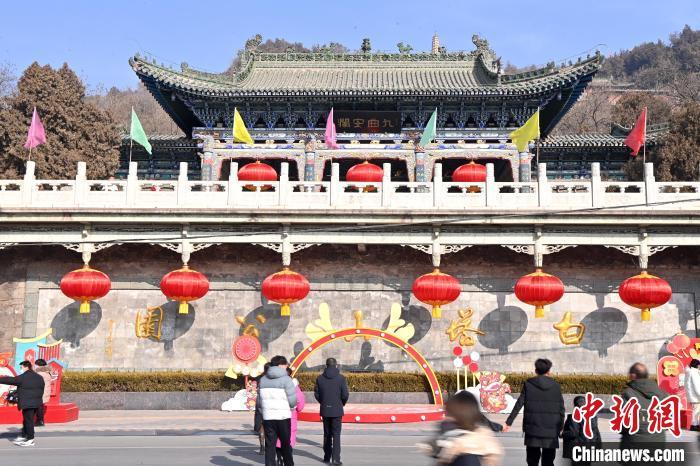 1月30日，裝扮一新的蘭州白塔山公園節(jié)日氛圍濃厚。九美旦增 攝</p><p>