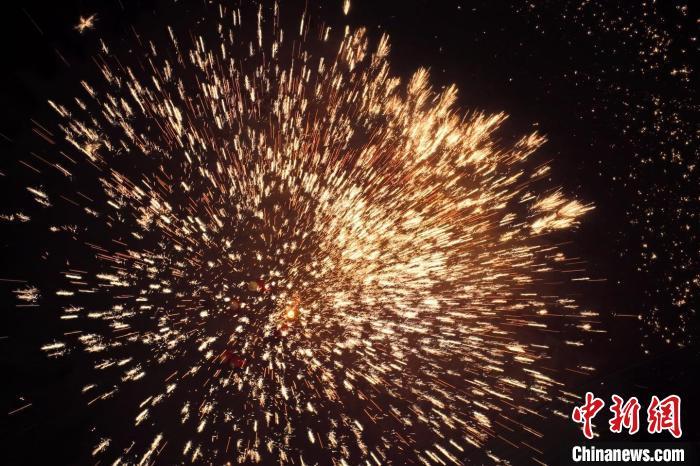 據(jù)悉，“花”與“發(fā)”諧音，取“打花打花，越打越發(fā)”之意。“打鐵花”不僅蘊含著人們祈福納祥的美好愿望，也展現(xiàn)了民間生鐵冶煉傳統(tǒng)技藝的工匠精神。侯奇志 攝