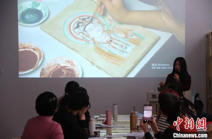 2023年2月，在敦煌研究院莫高學(xué)堂，研學(xué)導(dǎo)師給學(xué)員講授敦煌壁畫臨摹技法?！　垥粤?攝