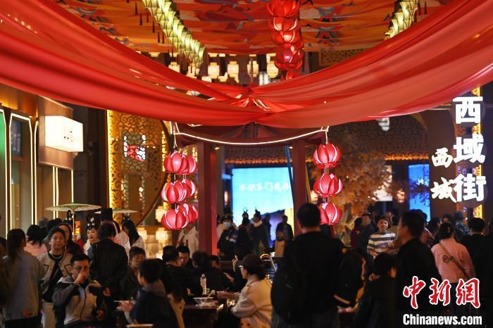 圖為街區(qū)現(xiàn)場游客絡繹不絕。李亞龍 攝</p>
<p>