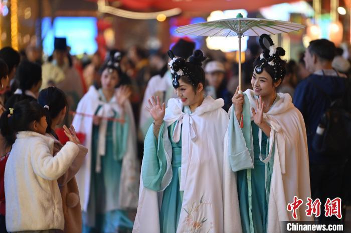 圖為街區(qū)人員著傳統(tǒng)服飾與游人互動。李亞龍 攝</p>
<p>