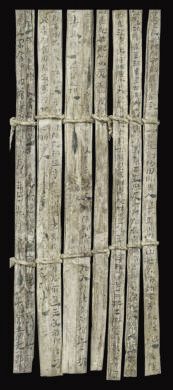 漢簡《康居王使者冊》。此簡記載了西域康居國使者前來“進(jìn)貢”駱駝，抵達(dá)敦煌遇到不公后反映問題，朝廷受理解決的經(jīng)過。新華社發(fā)（甘肅簡牘博物館供圖）