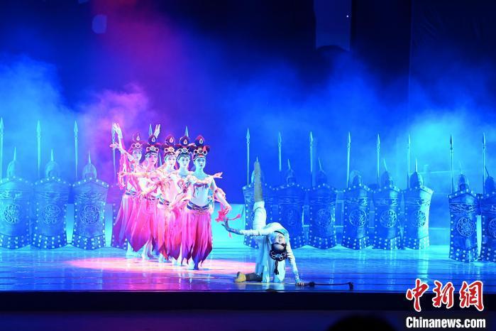 2023年2月18日，蘭州歌舞劇院創(chuàng)排的大型舞劇《大夢敦煌》?！　【琶赖┰?攝