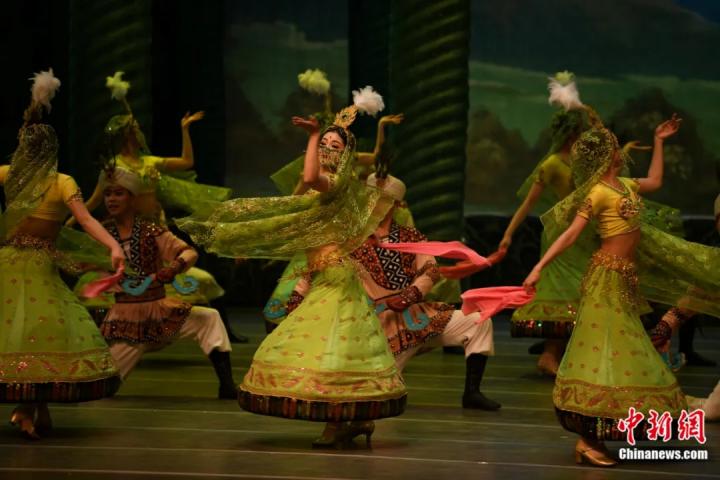 2024年2月23日晚，中國經(jīng)典舞劇《絲路花雨》在甘肅蘭州演出恭賀新春。李亞龍 攝