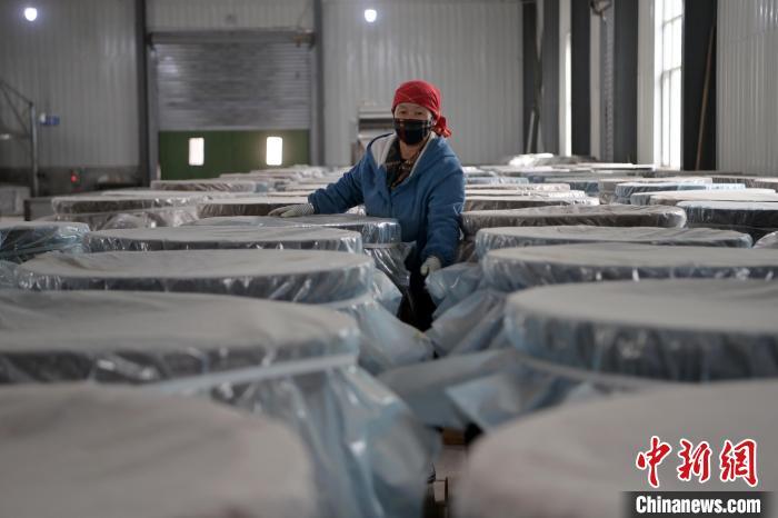 5月10日，工作人員檢查裝有酒糟的壇子。九美旦增　攝