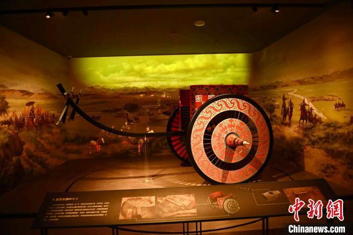 甘肅張家川縣馬家塬車(chē)輿博物館內(nèi)展陳的等比例復(fù)原戰(zhàn)國(guó)西戎車(chē)輿M16-2　中新社記者　李亞龍　攝