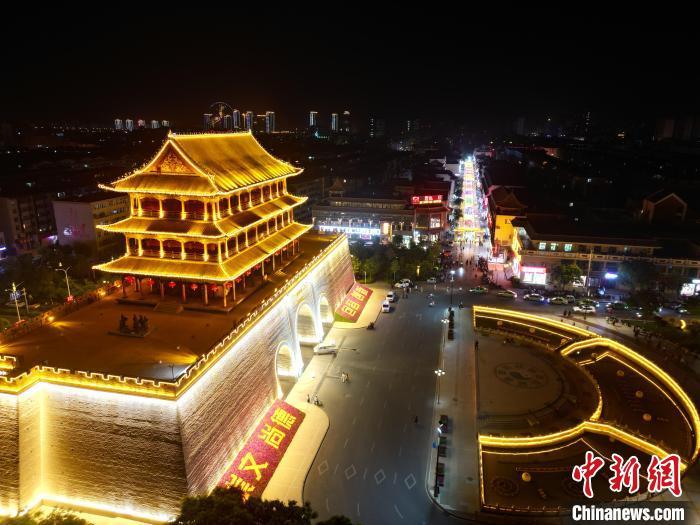 圖為武威市標志性建筑涼州古城門燈光亮起。(無人機照片) 　戴文昌 攝</p><p>